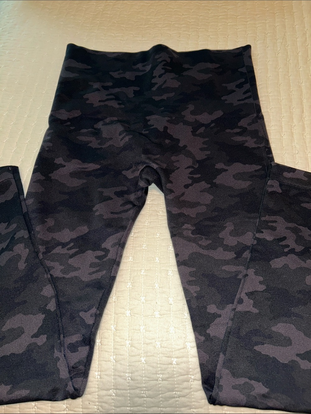 SPANX Women’s Black & Charcoal Camo Leggings